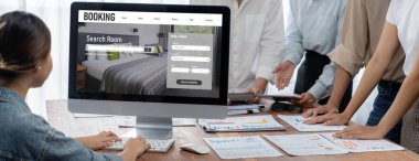 Çevrimiçi otel rezervasyon sitesi canlı rezervasyon sistemi sağlar. Seyahat teknolojisi kavramı .