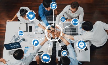 Çağdaş bir ofis ortamında takım çalışması, veri analizi, yenilik ve kolektif hedefleri vurgulayan, çeşitli bir iş toplantısında farklı bir ekibi gösteren dinamik bir sahne. Dostluk