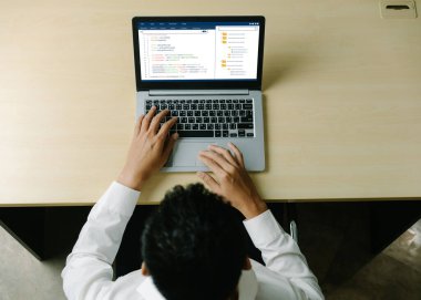 Okul eğitimi için geliştirilen kodlama ve programlama yazılımı. Basitleştirilmiş program, öğrenci çocuklar için okul sınıfında temel kodlama ve programlama eğitimi için kolay yazılım.