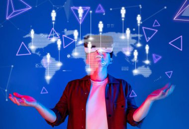 Sanal gerçeklik kulaklığı takan bir kişi, dijital ortamda küresel ağ ve iletişimle ilgilenen mavi bir arka plana karşı durmaktadır. XDMCP