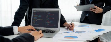 Uygulama ve program kodlaması için bilgisayar ekranında yazılım geliştirme programlama