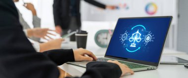 Yapay zeka etik standart hukuk ve bilgisayar ekranındaki kurallar yapay zeka etik şeffaflığının teknoloji suçunu önlediğine dair rapor sunuyor. canlı