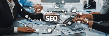 İş toplantısı SEO stratejileri ve profesyonel bir ortamda etkili dijital pazarlama ve veri analizi için en iyi uygulamaları tartışır.