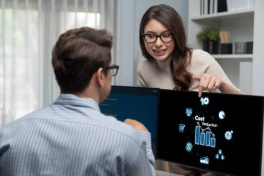 Maliyet düşüşü, bilgisayar ekranında görülen maliyet tasarrufu kavramı, kurumsal işletmeler gereksiz harcamaların azaltılması yoluyla maliyet ve şirket kaynaklarını etkili bir şekilde tasarruf eder