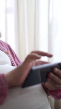 Hamile bir kadın çocuğuna bakarken kendini mutlu hissediyor. Hamile karnında bebek taşıyan hamile bir anne. Doğum öncesi bakım ve kadın hamileliği konsepti