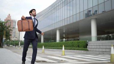 Başarılı bir iş adamı yürürken satışların artmasını kutluyor. Mutlu proje yöneticisi ya da erkek lider başarılı bir projeyle gurur duyuyor, terfi alıyor, iş buluyor. Aşırı sevinç ve mutluluk. Sevinçli..