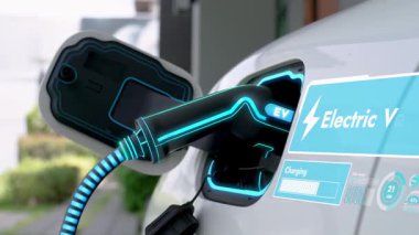 Elektrikli araba, gelecekteki ev şarj istasyonunda akıllı dijital EV batarya durumu hologramıyla şarj oluyor. EV arabasının teknolojik gelişimi ve sürdürülebilir gelecek için ev enerjisi altyapısı. İncelenme