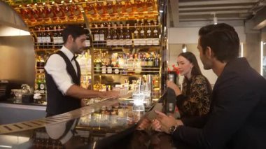 Gülümseyen akıllı barmen, lüks bardaki misafirlere buz kalıbı koyuyor, VIP müşteri çiftiyle ya da sıcak gece kulübünün arka atmosferinde arkadaşlarıyla canlı sohbetler ediyor. Vinosity.