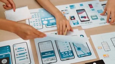 Mobil uygulama ya da web sitesi için kullanıcı arayüzü prototipi planlayan şirket çalışanlarının panorama videosu. UX UI tasarım beyin fırtınası kullanıcı dostu arayüz planı tasarlıyor. Sinerjik