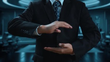 Bir işadamı, gelişmiş bir çalışma alanında teknoloji ve modern iş uygulamalarının kaynaşmasını gösteren veri sembollerinin yer aldığı dijital bir arayüz sergiliyor. Dörtgen