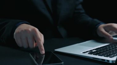 İş adamı çok kanallı stratejileri entegre ediyor, çevrimiçi alışveriş ve pazarlama erişimini artırıyor. Birbirine bağlı marka deneyimleri yaratmak için çok kanallı pazarlamanın gücünü keşfedin. Kullanıcı Kimliği