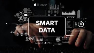 Ekranda gösterilen Dijital Akıllı Veri Grafikleri ve Analitik Kavramları ile Klavyede Yazan Eller. Asemptotik akıllı veri analitiği.