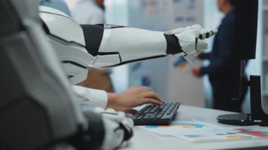 Danışmanlar, pazar araştırmalarını optimize etmek ve işbirliğini ilerletmek için yapay zeka analizlerini entegre ederek stratejik planlama toplantılarına rehberlik ederler. Noogenesis Yapay Zeka