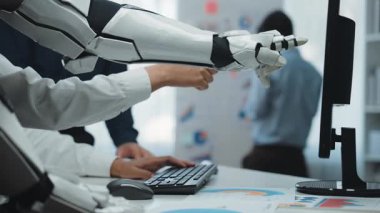 Yapay zekanın tahminleri geliştirdiği, iş stratejilerini geliştirdiği ve operasyonel verimliliği artırdığı bir şirket ortamı. Noogenesis Yapay Zeka