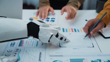 AI güdümlü teknoloji profesyonellerin performans sezgilerini değerlendirmelerine, rafine pazarlama stratejilerine ve kurumsal büyüme için karar verme mekanizmasını geliştirmelerine yardımcı oluyor. Noogenesis Yapay Zeka
