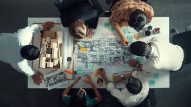 Akıllı proje yöneticisinin başarılı projeyi kutlamak için el çırpışının üst görünümü. İç yapı hakkında beyin fırtınası yapan yetenekli mimar mühendisinin hava görüşü. Takım çalışması, birlik. Hizalama.