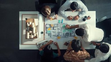 Proje yöneticisi ya da inşaat mühendisinin planlama ve planlama binasında yazışmalarının üst düzey görüntüsü. Toplantı masasında birlikte çalışan mimarın belgeyle birlikte havadan görünüşü. Hizalama.