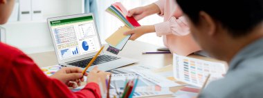 Hesap tablosu bilgi finansal başlangıç kavramı. Çevrimiçi analiz projesi için hesap tablosu belgelerinde veri ve grafikler