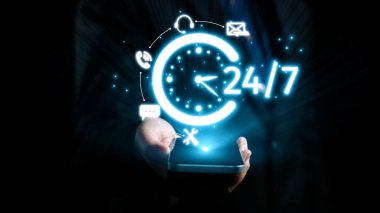 Bu görüntü, parlak bir saat ve karanlık bir ortamda bir akıllı telefondan ortaya çıkan çeşitli iletişim simgelerinin yer aldığı 24 saatlik modern bir destek kavramını gösteriyor. Dörtgen