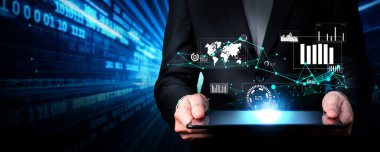 İş adamı, tahmin edilen büyük veri modellerinden gerçek zamanlı analizlere uzanan eğilimleri ve görüşleri ortaya çıkarmak için veri analizlerini derinlemesine inceleyerek, veri güdümlü kararların analitik endüstrileri nasıl ileri götürdüğünü öğrenir Faas