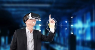 Bir iş adamı sanal gerçeklik teknolojisini çevrimiçi verileri keşfetmek ve kurumsal yönetim stratejilerini kapsamlı bir dijital ortamda geliştirmek için kullanır. XDMCP