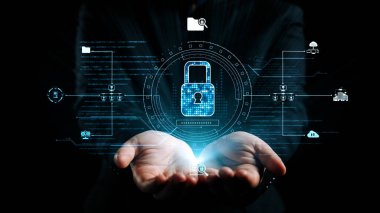 Eller, tehditlere karşı veri güvenliğini, gizlilik, şifreleme ve bilgi korumasını temsil eden teknoloji simgelerini gösteren dijital bir kilit sunuyor. Dörtgen