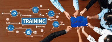 Bir grup profesyonel, e-öğrenme, beceri geliştirme ve ahşap bir masa üzerindeki bilgiyi temsil eden simgelerle çevrili bir eğitim oturumunda işbirliği yapıyor. Dostluk