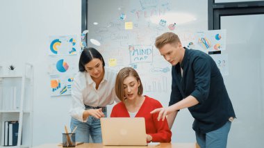 Meslektaşım strateji hakkında beyin fırtınası yaparken ve tartışırken, profesyonel iş ekibi iş kurma projesini cam panonun önünde zihin haritasıyla birlikte yürütüyor. Tertemiz..