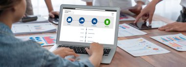 E-ticaret ve canlı çevrimiçi iş için malzeme taşıma ve teslimat izleme sistemi