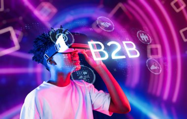 Genç bir insan sanal gerçeklik teknolojisiyle etkileşime giriyor, iş dünyasından iş dünyasına dinamik bir ekosisteme bağlanıyor, tedarik zinciri ve dijital ticaret çözümlerinde gelişmeler sergiliyor. XDMCP