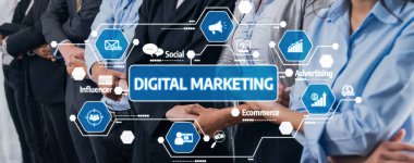 Dijital pazarlamada işbirliği yapan, sosyal medya ve e-ticaret çabalarıyla ilgili çeşitli iş stratejileri sergileyen profesyonel bir ekibin görüntüsü. Dostluk