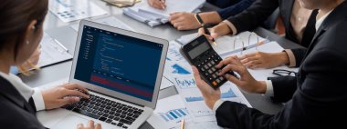 İş zekası ve veri analizi kavramı. Analizci ekibi laptop ekranında finansal veri analizi üzerinde çalışıyor. Etkili iş stratejik planlama için pazarlama göstergesi olarak. İçgörü