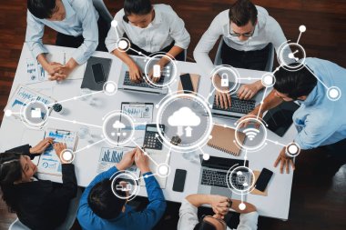 Modern bir ofis ortamında bulut teknolojisi ve veri görselleştirmelerinden yararlanarak üretkenliği artıran bir bilgisayar projesi üzerinde çalışan dinamik bir profesyonel grup. Dostluk