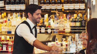 Cama soda veya tonik dolduran zeki barmen, hoş geldin içkisi olarak arkadaşlarıyla içki içmek ve ilk izlenim profesyonelliği ile karşılamak için bardaki müşteriye servis yapıyor. Vinosity.