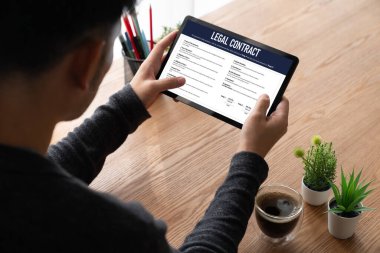 Dijital yasal sözleşme, gelecekteki iş anlaşmalarının imzalanması için gerekli koşulları ve şartları bilgisayar ekranında sunar.