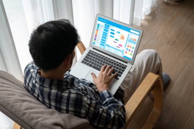 Okul eğitimi için geliştirilen kodlama ve programlama yazılımı. Basitleştirilmiş program, öğrenci çocuklar için okul sınıfında temel kodlama ve programlama eğitimi için kolay yazılım.