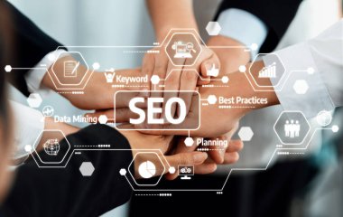 Dijital pazarlamada takım çalışmasının dinamik bir temsili, SEO stratejileri üzerinde birleşen el gösterimi. Modern iş uygulamalarında işbirliği ve planlama için ideal. Dostluk