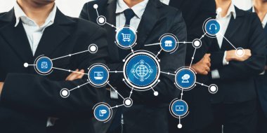 İş adamları, pazarlama ve teknolojiyi sembolize eden dijital ikonlar önünde birleşerek, modern bir şirket ortamında takım çalışması ve yenilik sergilediler. Dostluk