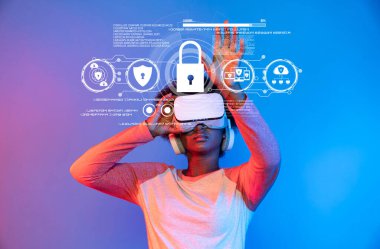 Genç bir kadın, dijital semboller ve siber güvenlik ve veri korumasını temsil eden simgelerle çevrili sanal gerçeklik kulaklığı ile renkli ve modern bir ortamda etkileşime giriyor. XDMCP