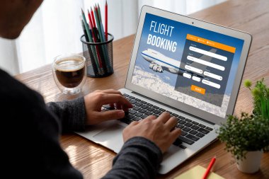 Online uçuş rezervasyon sitesi mod rezervasyon sistemi sağlar. Seyahat teknolojisi kavramı .