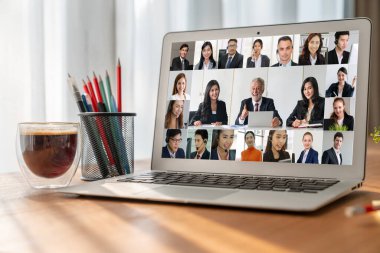 İş dünyasından iş adamlarının modern sanal grup toplantısı için video konferansındaki iş adamları