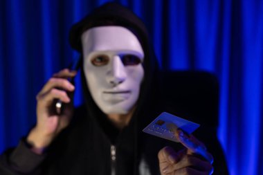 Kredi kartı sahibini arayıp gizli bilgilerle tehdit etmek için beyaz suçlu maskesi. Tüm veritabanları, güvenlik ihlali yapmaya çalışarak şifre şifreleme yapmak için. Bireysel.