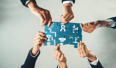 Üst düzey panorama panorama iş adamlarının masa üzerinde yapboz yapbozu yapmaları, iş ortaklığını ve insan kaynakları için kolektif takım çalışmasını ve iş arayan geçmişini sembolize ediyor. Kurnaz Dostluk