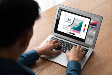 Web sayfasının modern tasarımı ve bilgisayar ekranında gösterilen ticari reklamlar için grafiksel tasarımcı yazılımı