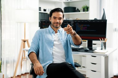 İki pc ekrandaki yazılım geliştirme kodlaması üzerinde poz vermek için akıllı IT geliştirici profilleri, modern ofislerdeki veri şirketlerinin internet sitesinde program güncellemesi sunuyor. Tahmin et..