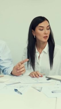 Genç, zeki, yakışıklı mühendis ev modelini ölçerken genç, beyaz, iç tasarımcı önemli noktayı işaret ediyor. Birlikte çalışıyoruz, takım olarak çalışıyoruz. Yaratıcı tasarım konsepti. Tertemiz..