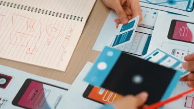 UX geliştiricisinin panorama videosu veya şirket tasarım kullanıcı arayüzü veya mobil uygulama için UI prototipi veya akıllı telefondan yazılım gösteren web sitesi yazılımı. Sinerjik