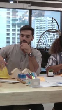 Yaratıcı iş adamları modern işyerindeki ofis masasında sohbet ediyorlar. Şirket uluslararası iş kavramı.