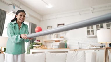 Büyükannenin elinde boru var ve göz, el koordinasyonunu geliştirmek ya da odaklanma ve konsantrasyonu arttırmak için top yuvarlama oyunu oynuyor. Yaşlı çift stresi azaltıyor. Sağlık hizmetleri. Myrmidon.