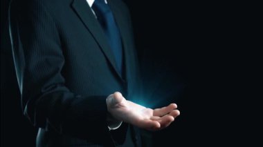 İş adamı siber güvenliğin özünü keşfeder. Siber koruma yöntemlerini, tehditleri derinlemesine araştır ve siber güvenlik duruşunu güçlendir. Siber güvenlik çağında UUID 'de gezinmek için gerekli